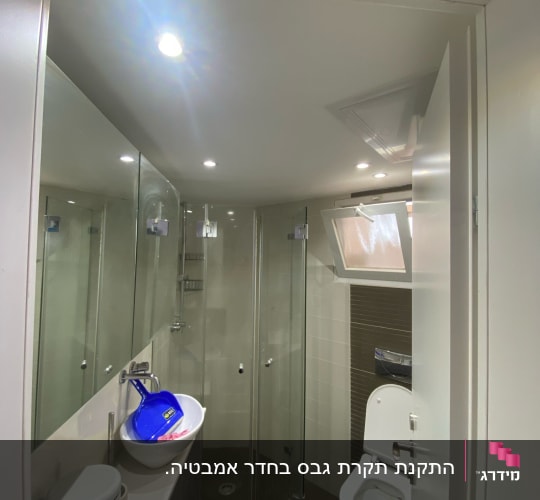 הנמכת תקרת גבס בחדר רחצה עם תאורת ספוטים שקועים